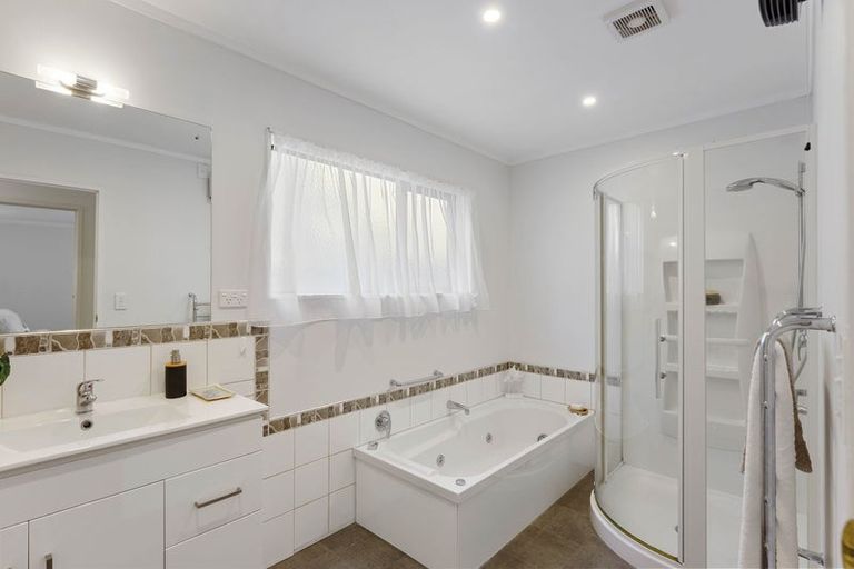 Photo of property in 37 Rosebank Grove, Waikanae, 5036