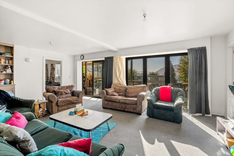 Photo of property in 6 Wynyard Crescent, Fernhill, Queenstown, 9300