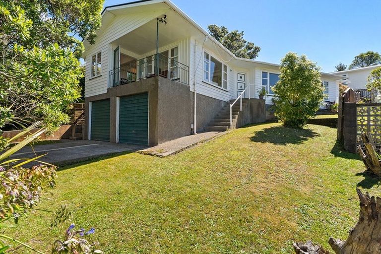 Photo of property in 26 Stewart Drive, Newlands, Wellington, 6037