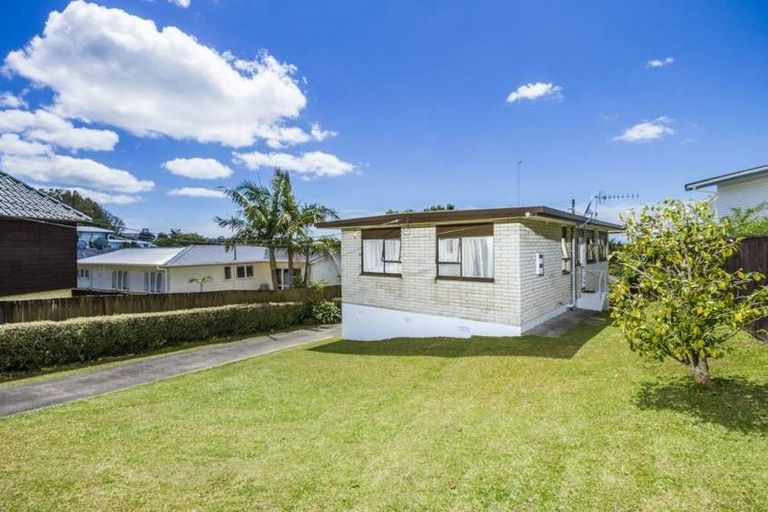 Photo of property in 1/5 Clematis Avenue, Murrays Bay, Auckland, 0630