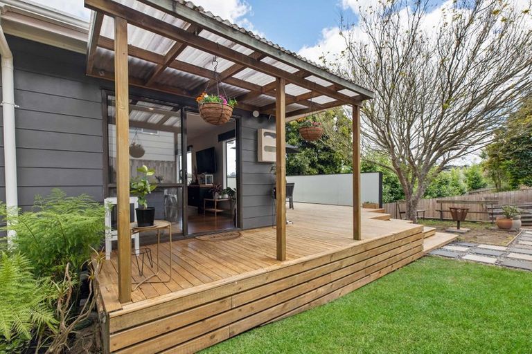 Photo of property in 2/10 Jarrah Place, Massey, Auckland, 0614
