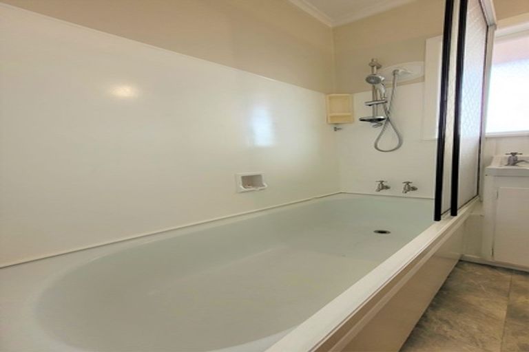 Photo of property in 1 Marsh Avenue, Forrest Hill, Auckland, 0620