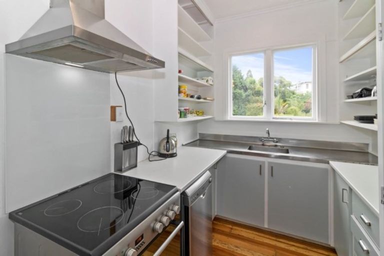 Photo of property in 120 Huatoki Street, Frankleigh Park, New Plymouth, 4310