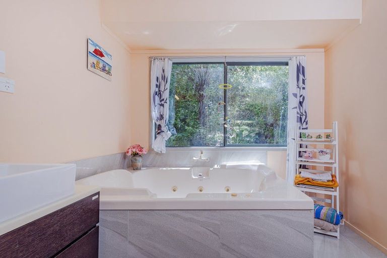 Photo of property in 2 Pohutukawa Grove, Whitianga, 3510