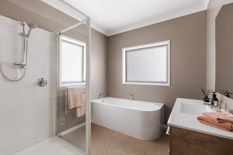 Photo of property in 111 Oteki Park Drive, Welcome Bay, Tauranga, 3112