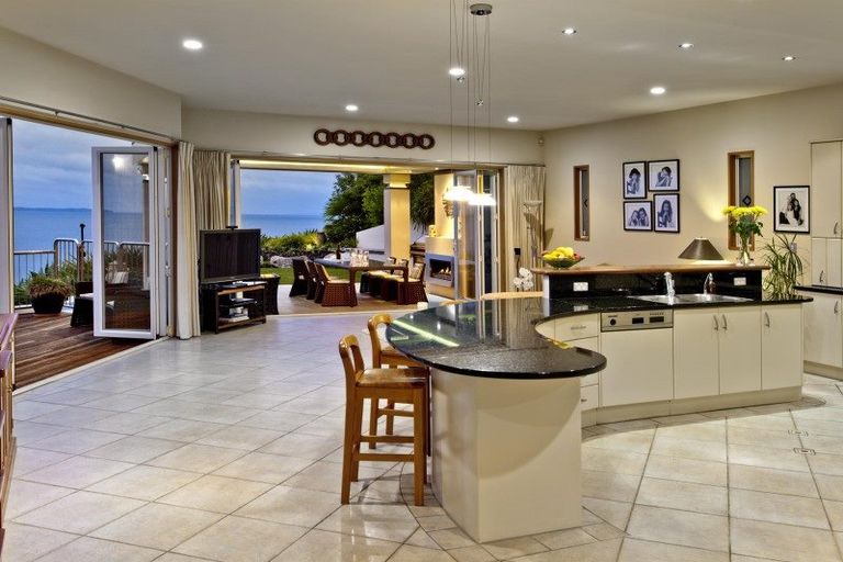 Photo of property in 20 Cliff Road, Torbay, Auckland, 0630