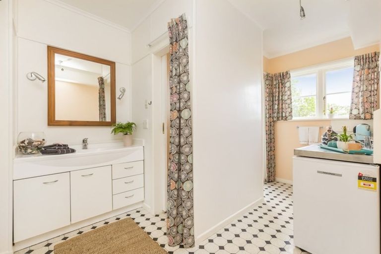 Photo of property in 43 Nevay Road, Miramar, Wellington, 6022