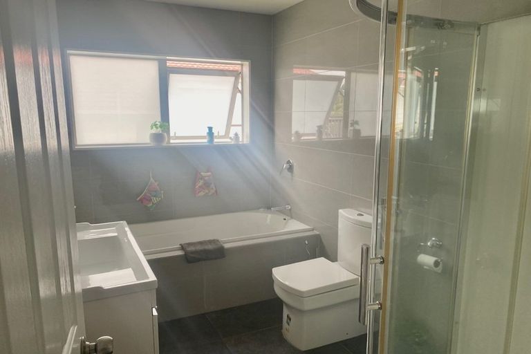 Photo of property in 18 Breenagh Place, Massey, Auckland, 0614