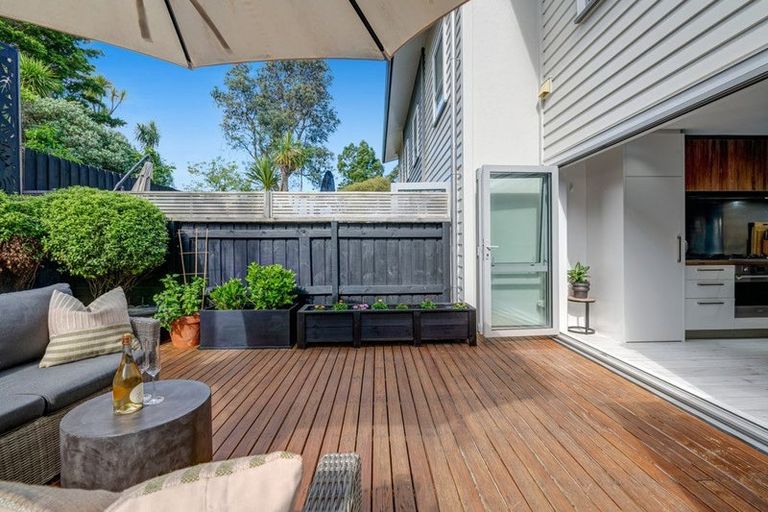 Photo of property in 4/13 Kaihu Street, Northcote, Auckland, 0627