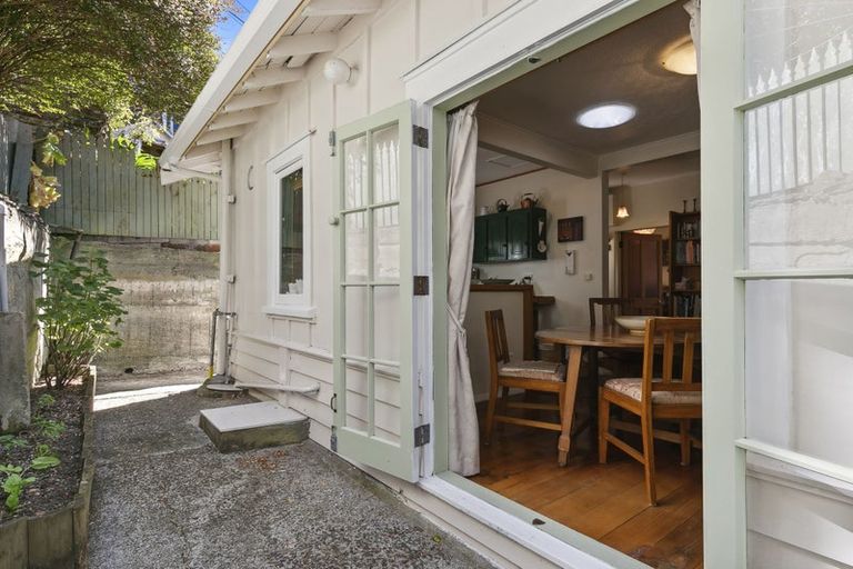 Photo of property in 159 Sutherland Road, Lyall Bay, Wellington, 6022