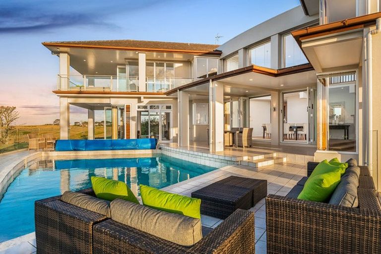 Photo of property in 189 Vaughans Road, Okura, Albany, 0792