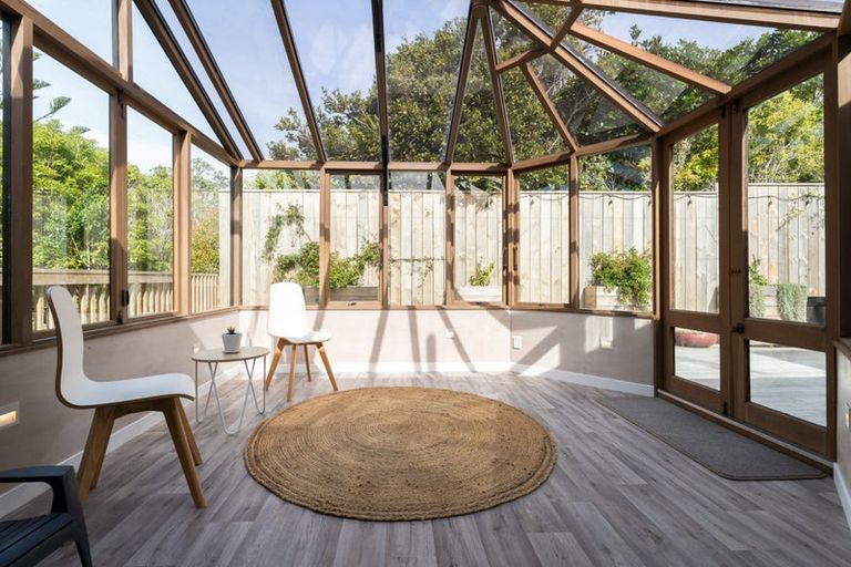 Photo of property in 8 Hillview Crescent, Paparangi, Wellington, 6037