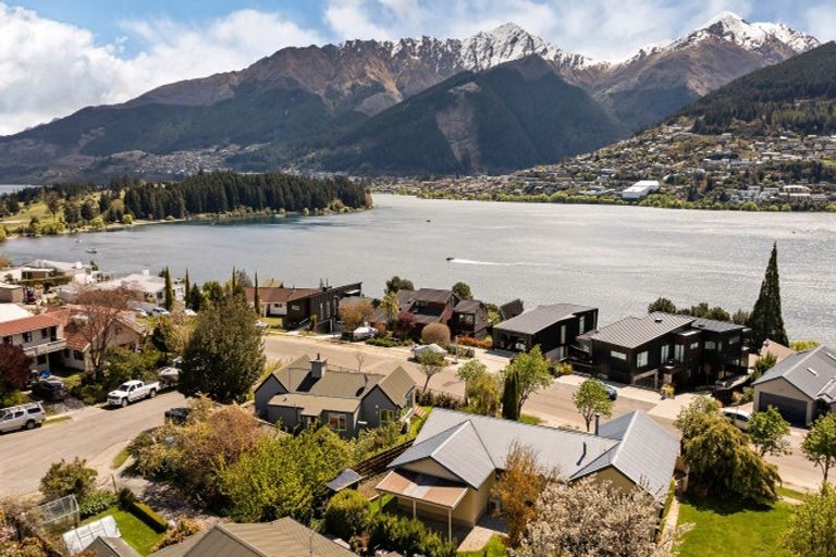 Photo of property in 35 Oregon Drive, Kelvin Heights, Queenstown, 9300