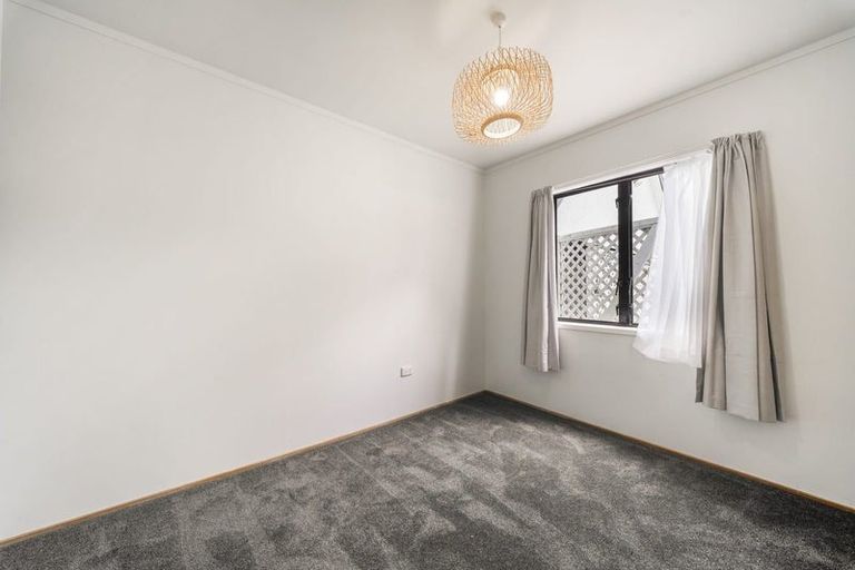 Photo of property in 91 Manhattan Heights, Glendene, Auckland, 0602