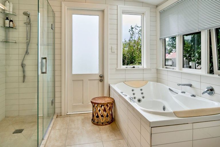 Photo of property in 6 Ngaio Gorge Road, Ngaio, Wellington, 6035