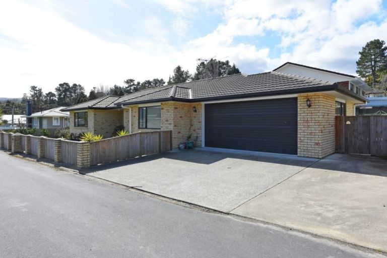 Photo of property in 1a Garth Lane, Maoribank, Upper Hutt, 5018