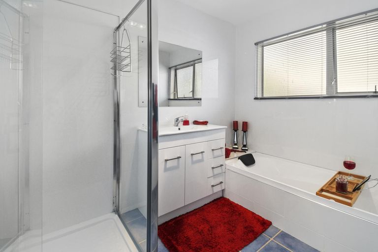 Photo of property in 44 Challen Close, Conifer Grove, Takanini, 2112