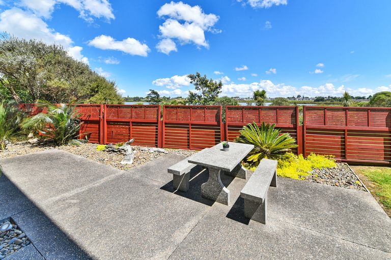 Photo of property in 16 Stranraer Crescent, Wattle Downs, Auckland, 2103