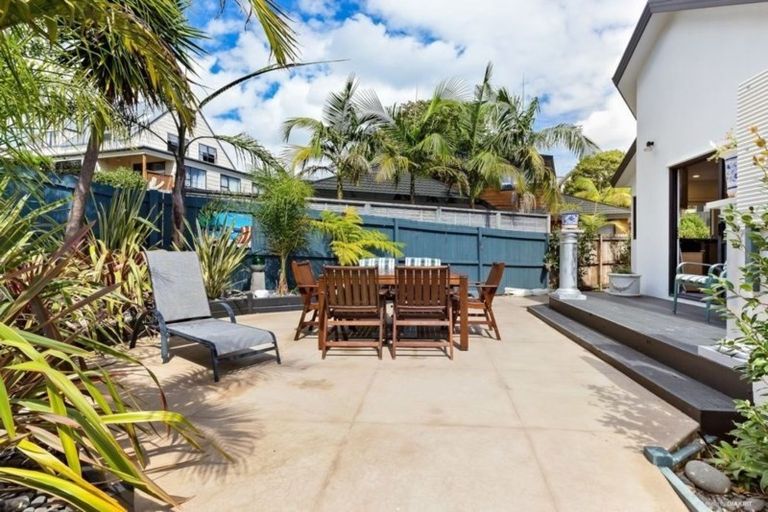Photo of property in 23 Kerlin Crescent, West Harbour, Auckland, 0618