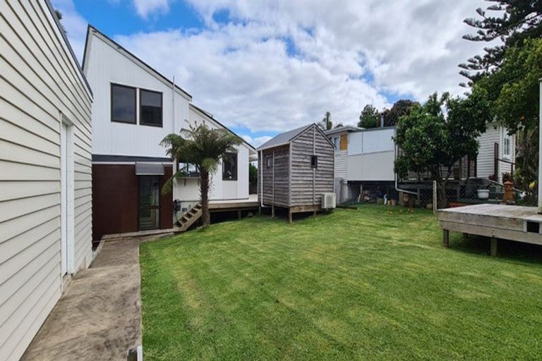 Photo of property in 3 The Terrace, Herald Island, Auckland, 0618