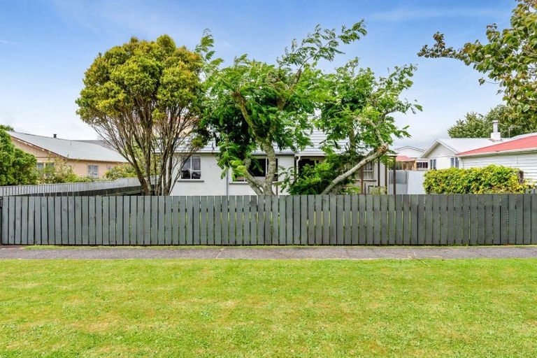 Photo of property in 19 Kahikatea Street, Inglewood, 4330