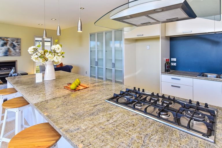 Photo of property in 16 Stranraer Crescent, Wattle Downs, Auckland, 2103