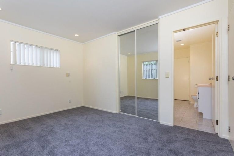 Photo of property in 12/16 Vinograd Drive, Te Atatu Peninsula, Auckland, 0610