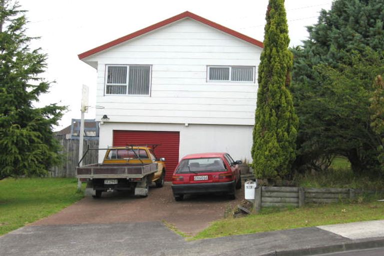 Photo of property in 1/76 Totaravale Drive, Totara Vale, Auckland, 0629