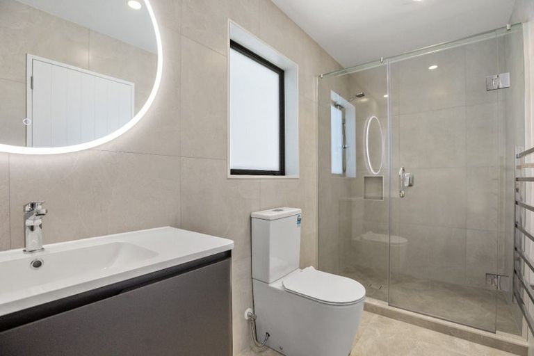 Photo of property in 47a Gossamer Drive, Pakuranga Heights, Auckland, 2010