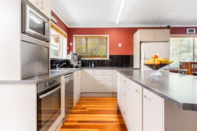 Photo of property in 36 Cascades Road, Pakuranga Heights, Auckland, 2010