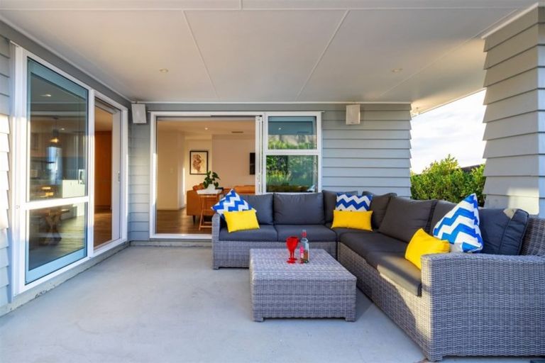 Photo of property in 14 Kahu Close, Orewa, 0931