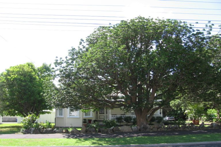 Photo of property in 56 Stanley Point Road, Stanley Point, Auckland, 0624