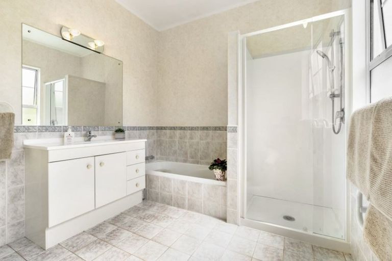 Photo of property in 8 Calman Place, Chatswood, Auckland, 0626