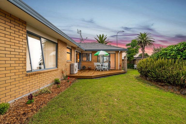 Photo of property in 2 Gunner Drive, Te Atatu Peninsula, Auckland, 0610