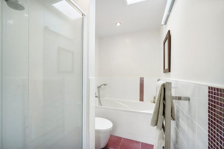 Photo of property in 11 Lawson Place, Mount Victoria, Wellington, 6011