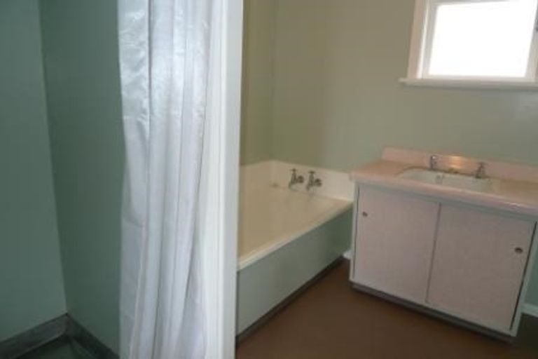 Photo of property in 60 Stewart Drive, Newlands, Wellington, 6037