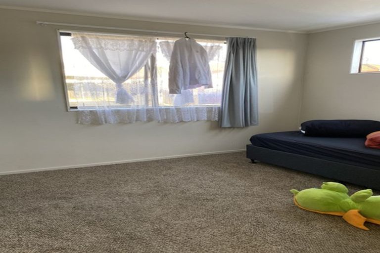 Photo of property in 2/11 Etherton Drive, Weymouth, Auckland, 2103