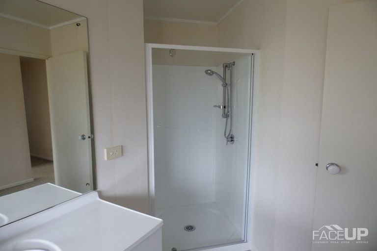 Photo of property in 72 Kingdale Road, Henderson, Auckland, 0610