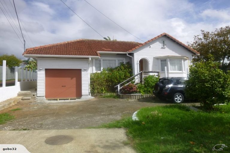 Photo of property in 32 Te Atatu Road, Te Atatu South, Auckland, 0610