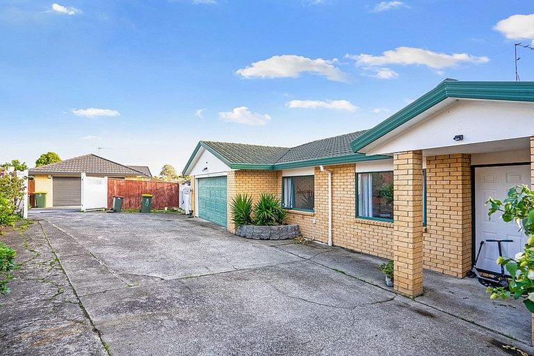 Photo of property in 17 Glenveagh Park Drive, Weymouth, Auckland, 2103