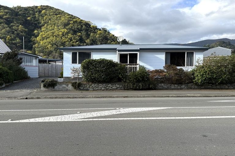 Photo of property in 41 Devon Street, Picton, 7220