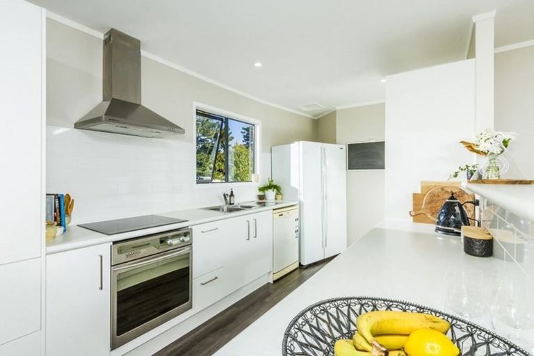 Photo of property in 1/28 Capilano Place, Glenfield, Auckland, 0629
