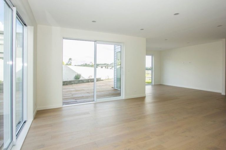 Photo of property in 16 Milano Boulevard, Karaka, Papakura, 2113