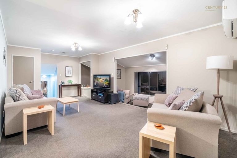 Photo of property in 5 Palmetto Place, Goodwood Heights, Auckland, 2105