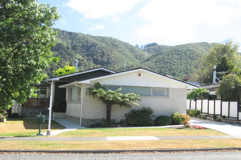 Photo of property in 23 Montana Road, Totara Park, Upper Hutt, 5018