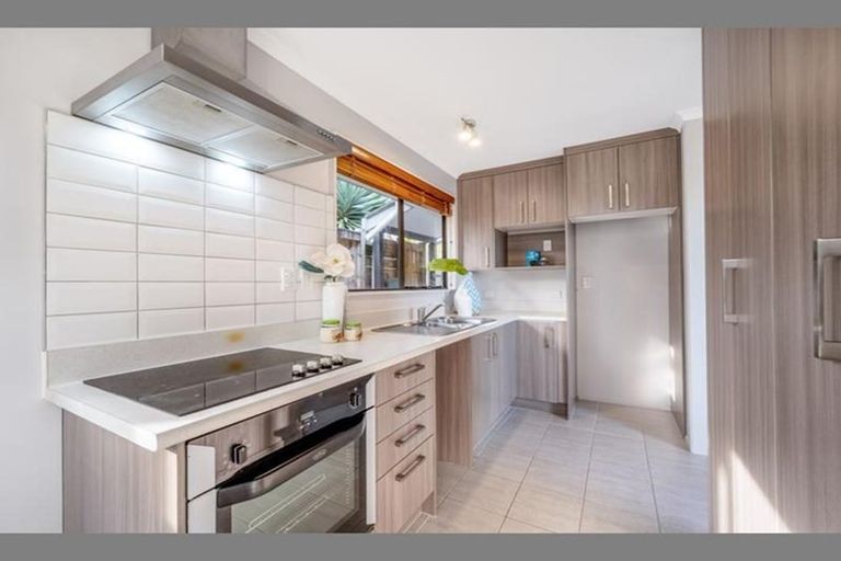 Photo of property in 150 Aviemore Drive, Highland Park, Auckland, 2010