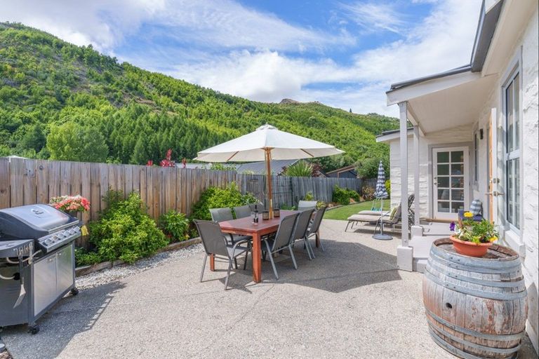 Photo of property in 12 Fletcher Way, Arrowtown, 9302