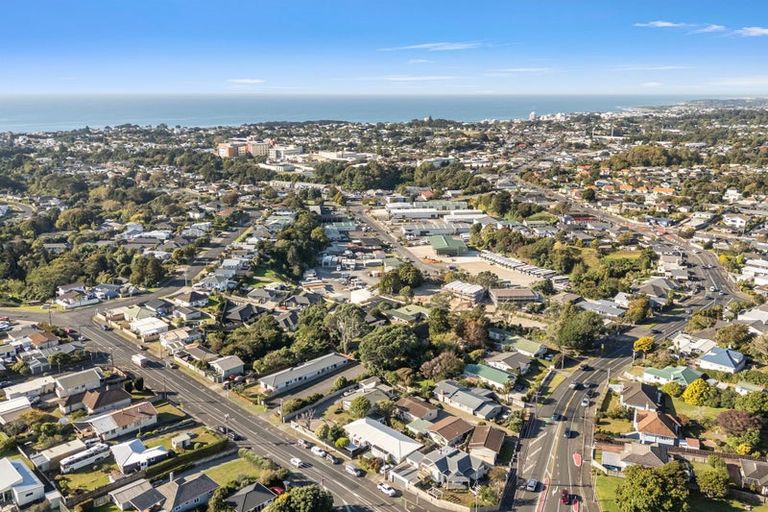 Photo of property in 8 Omata Road, Westown, New Plymouth, 4310