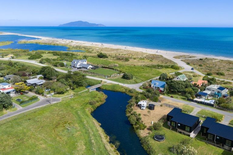 Photo of property in 44 Kapiti Lane, Otaki Beach, Otaki, 5512