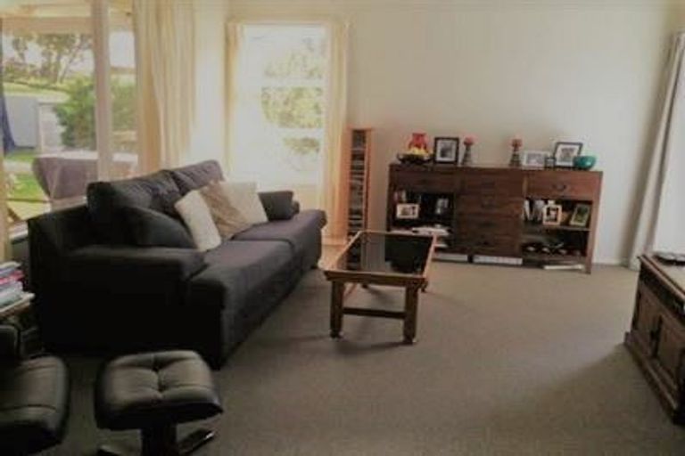 Photo of property in 1 Barnfield Place, Glendene, Auckland, 0602